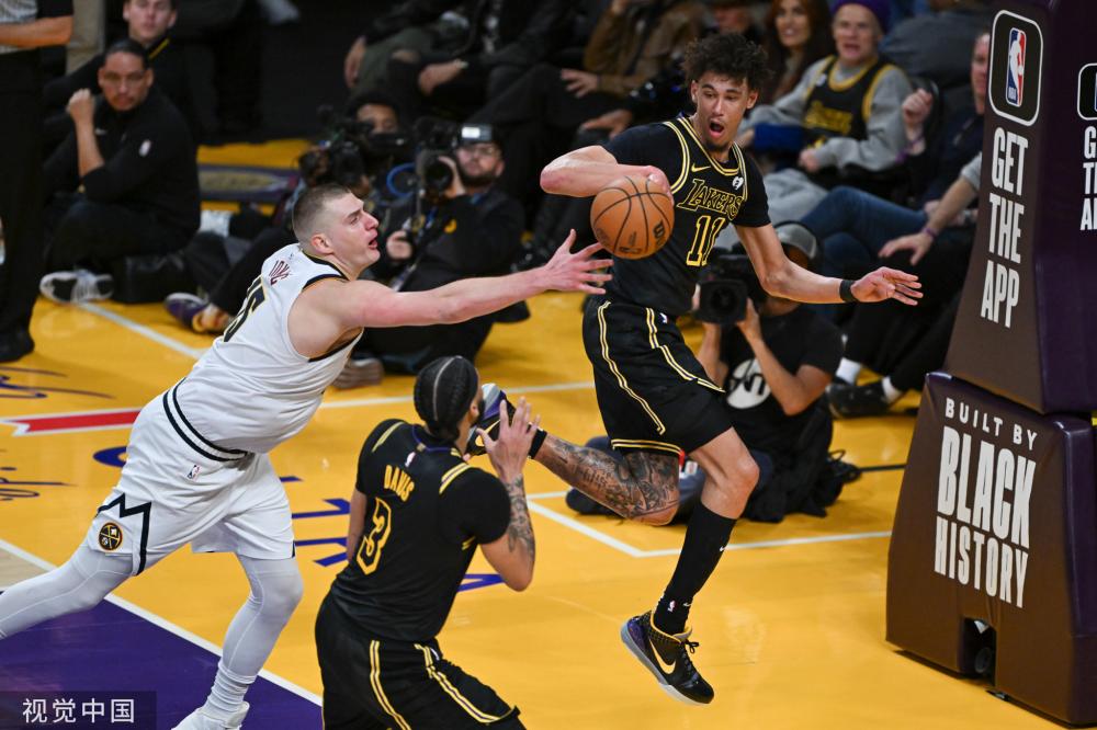 并迅速做出 并迅速做出